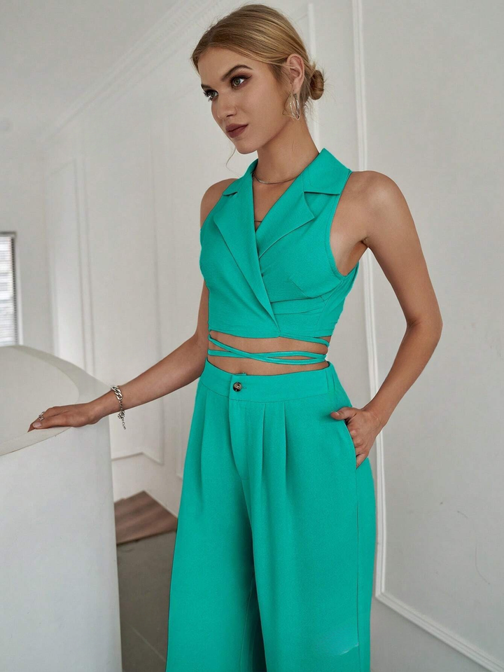 Set aus Crossover-Crop-Top mit Knoten und weiter Hose