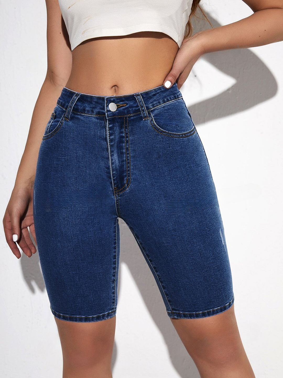 Essnce – Shorts aus einfarbigem Skinny-Jeansstoff