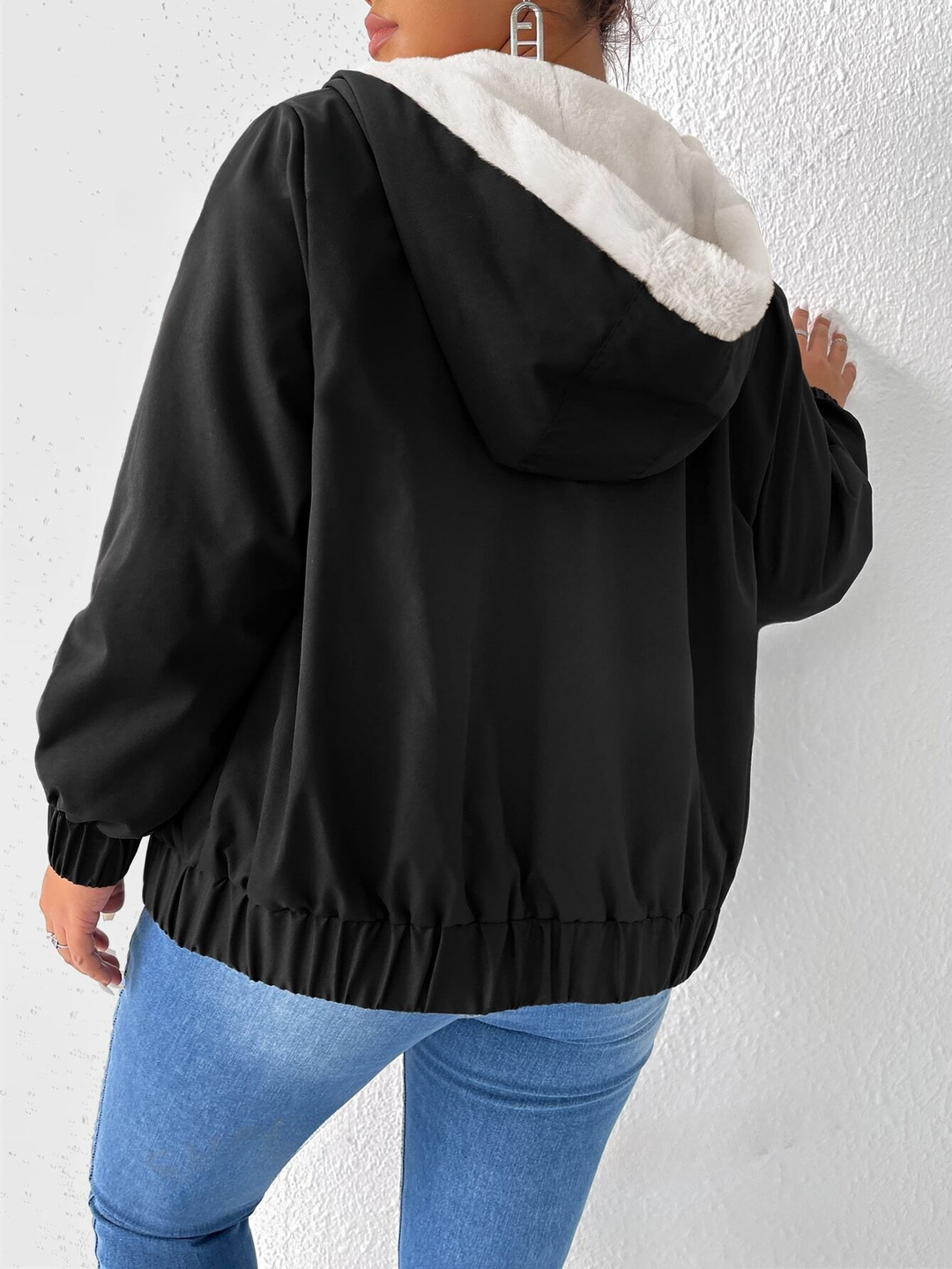 Flauschige Jacke mit Kapuze und Tasche