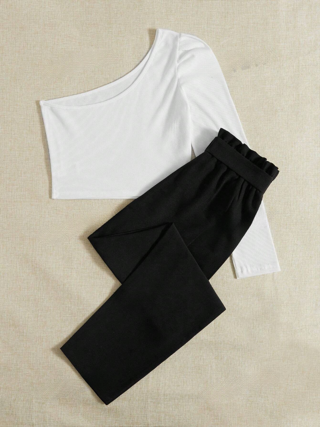 Set aus One-Shoulder-Top und Hose mit Gürtel und Rüschenbund