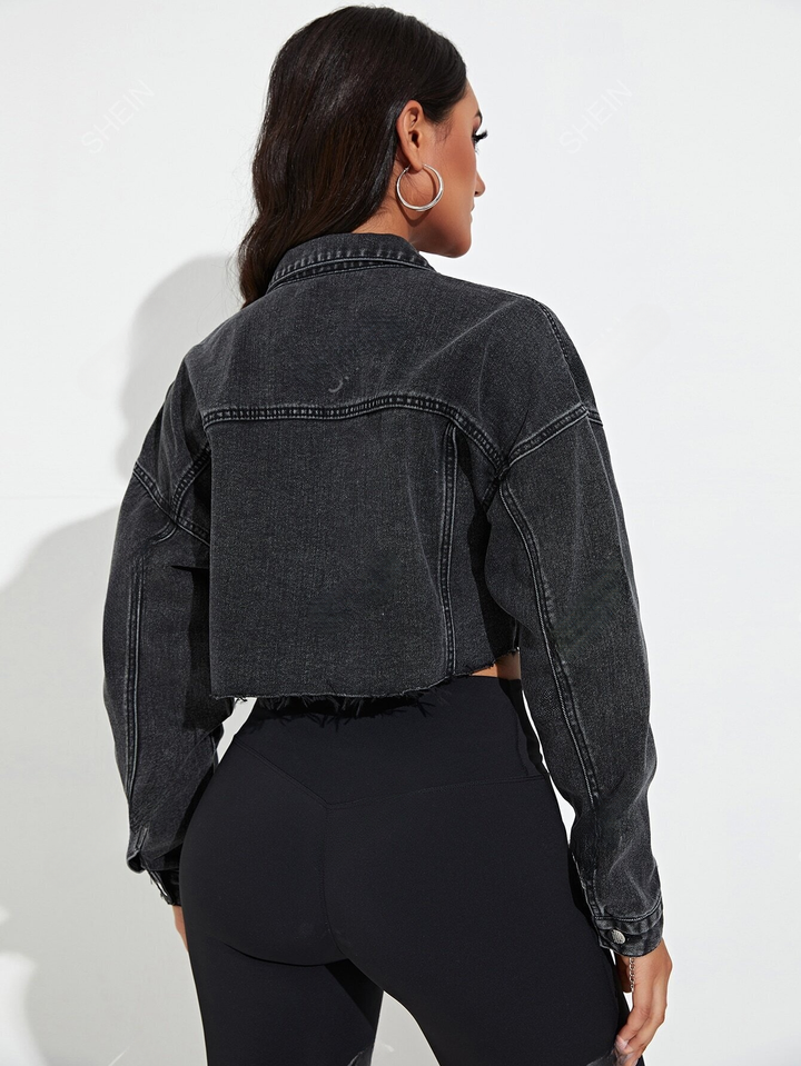 Lässige Jeansjacke mit Taschen, offenem Saum und Knopfleiste vorne, einfarbig