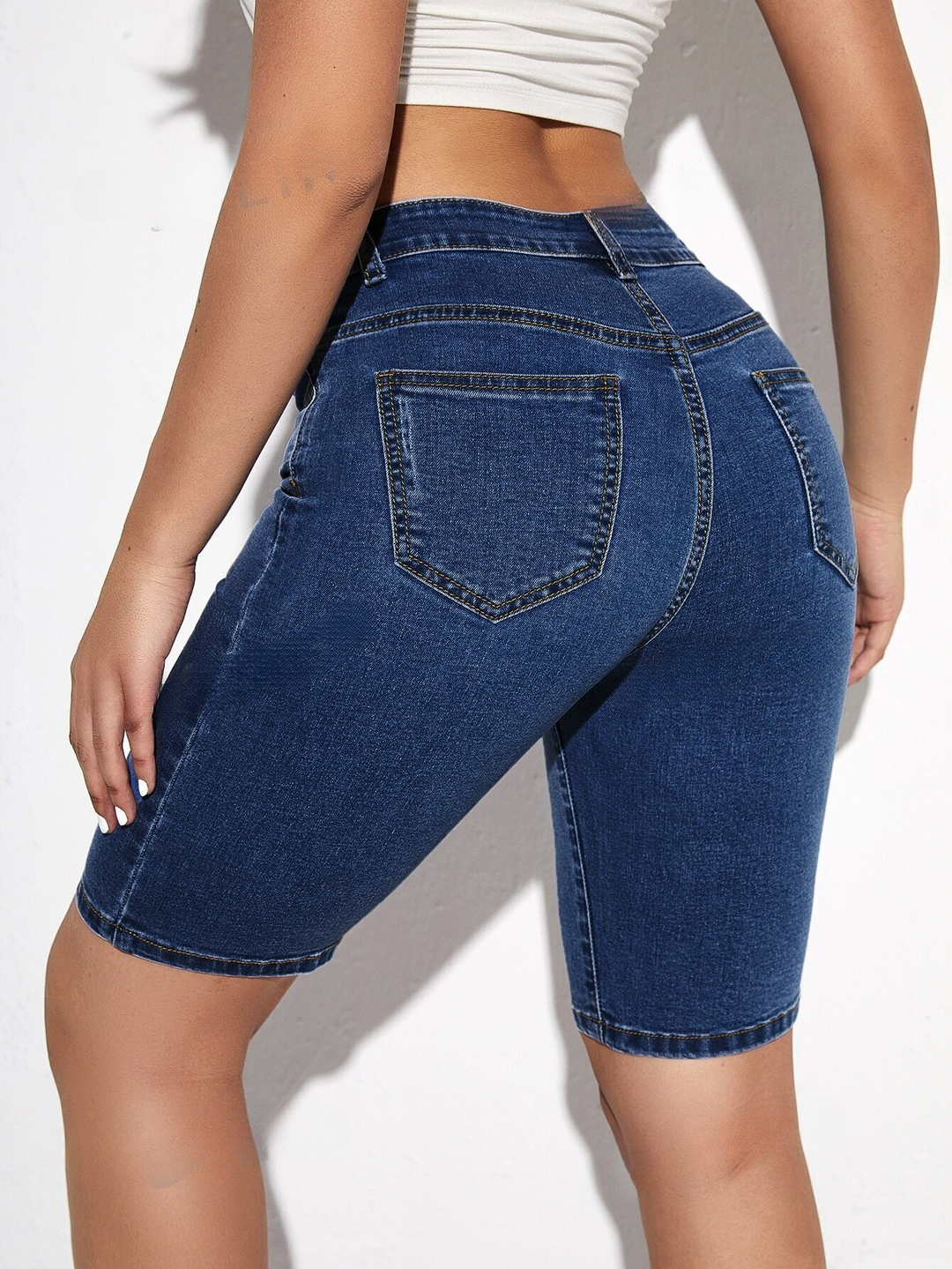 Essnce – Shorts aus einfarbigem Skinny-Jeansstoff