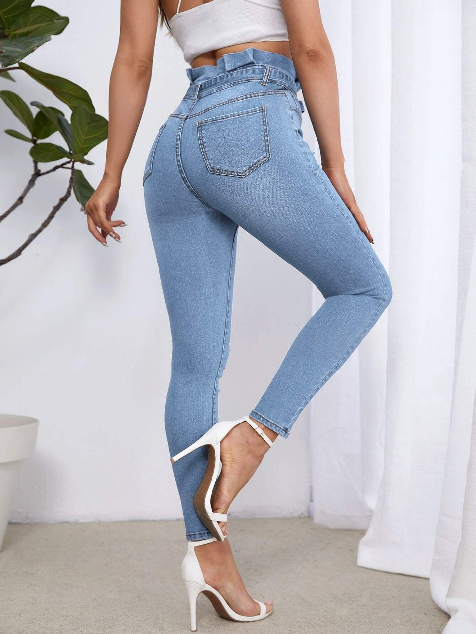 Schmale Jeans mit hoher Taille und Gürtel