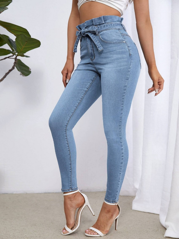 Schmale Jeans mit hoher Taille und Gürtel