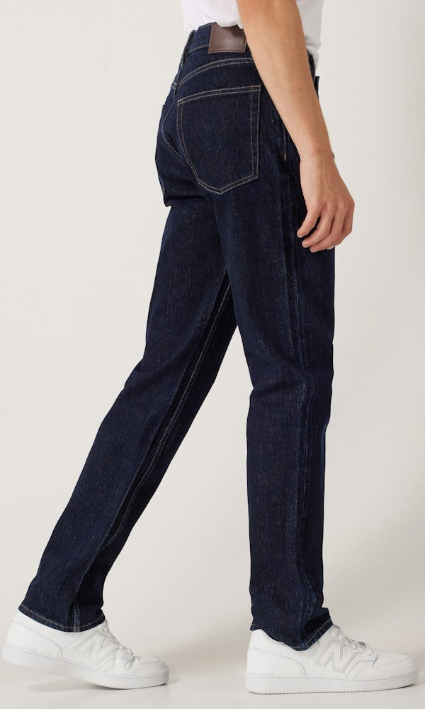 Normale dunkelblaue Jeans