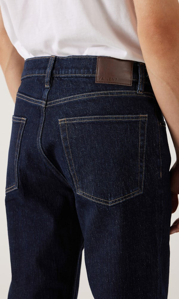 Normale dunkelblaue Jeans