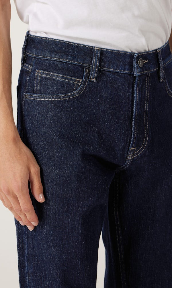 Normale dunkelblaue Jeans