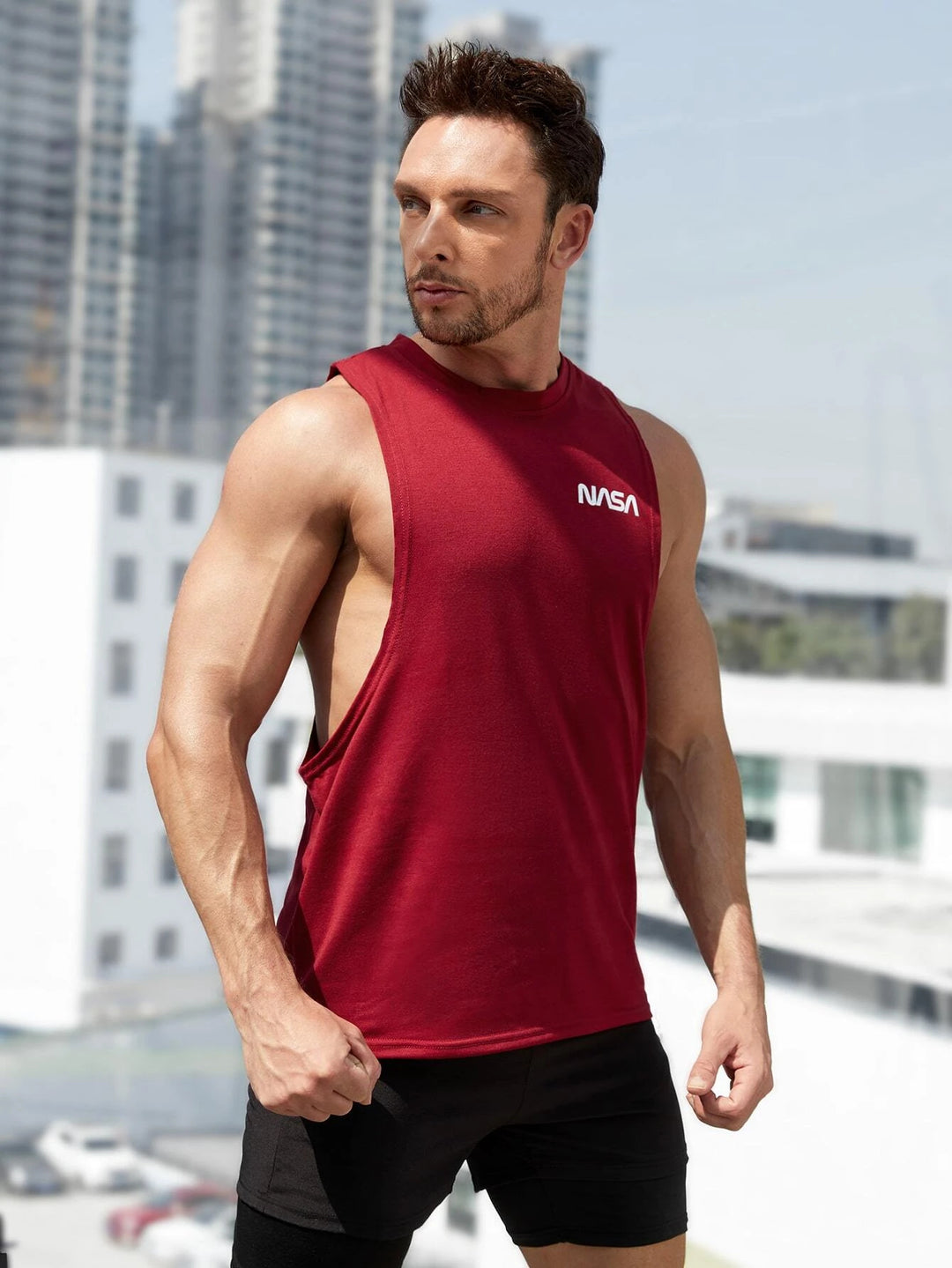 Fitness Herren Tanktop mit Buchstaben-Grafik und tiefem Armausschnitt, Rot