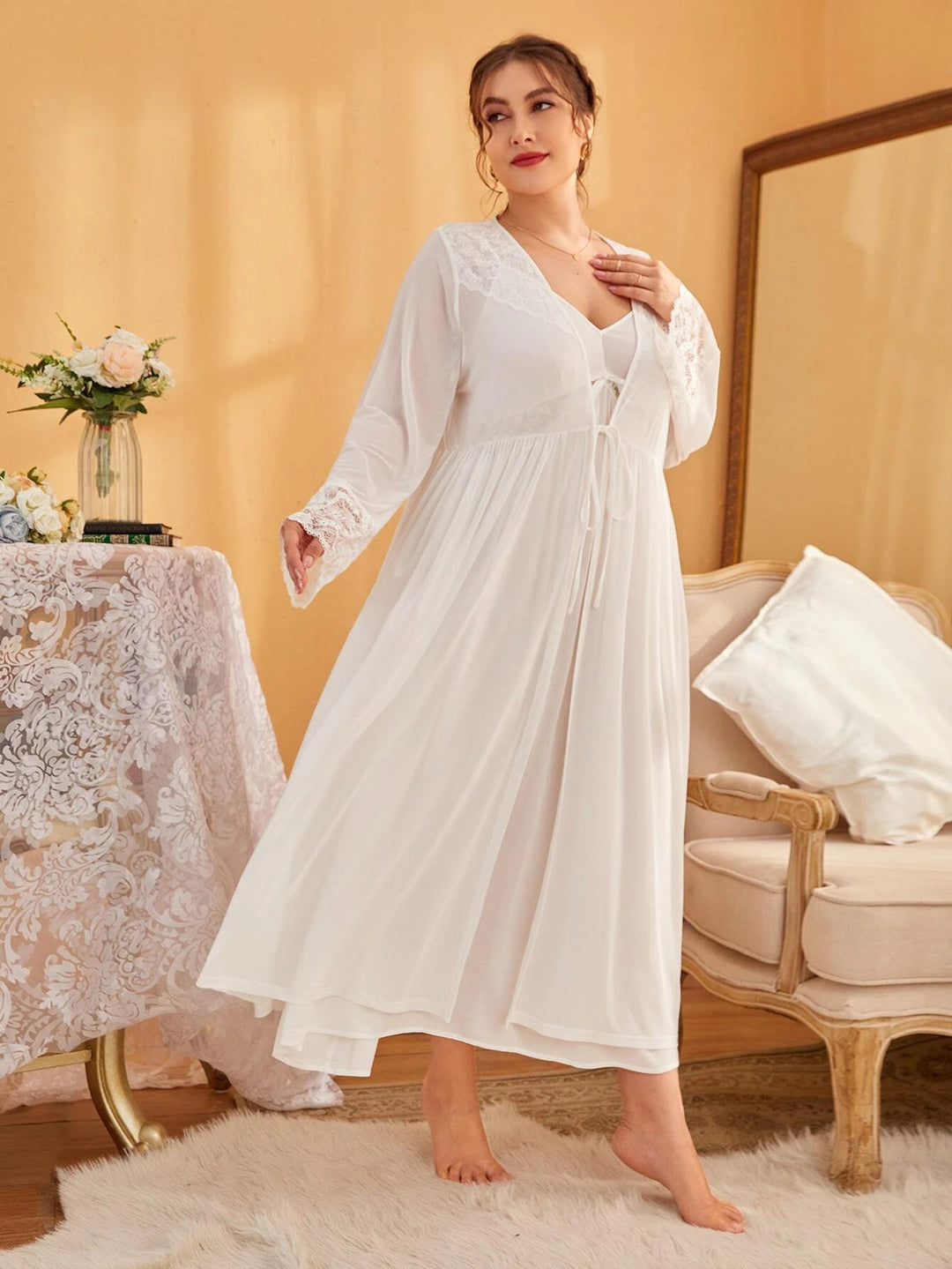 Unity Pyjama-Set aus kontrastierendem Spitzenmantel und Camisole-Kleid, Weiß