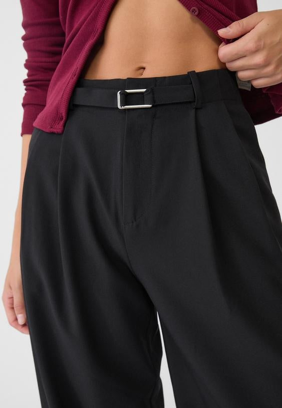 Elegante Hose mit weitem Bein und Schnallendetail