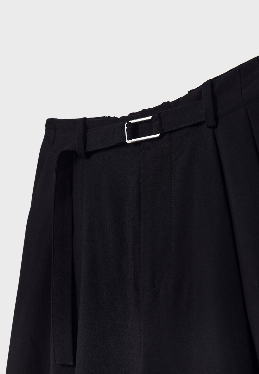 Elegante Hose mit weitem Bein und Schnallendetail