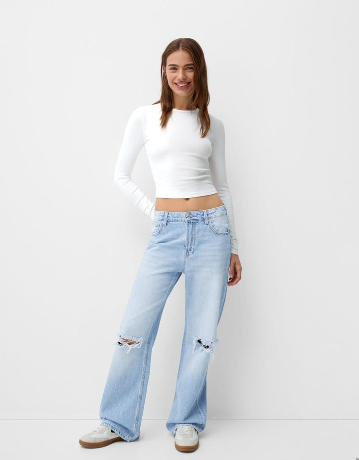 Zerrissene Jeans im 90er-Jahre-Stil mit weitem Bein