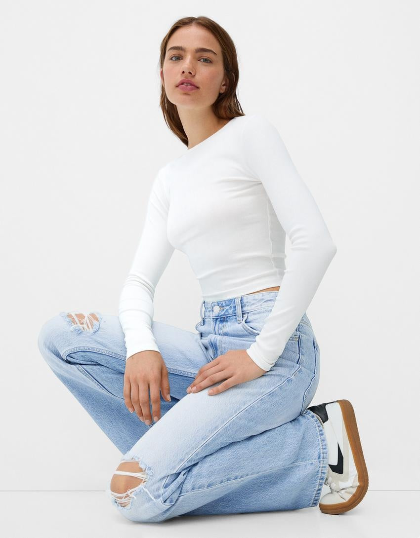 Zerrissene Jeans im 90er-Jahre-Stil mit weitem Bein