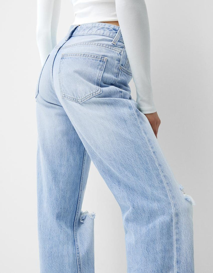 Zerrissene Jeans im 90er-Jahre-Stil mit weitem Bein