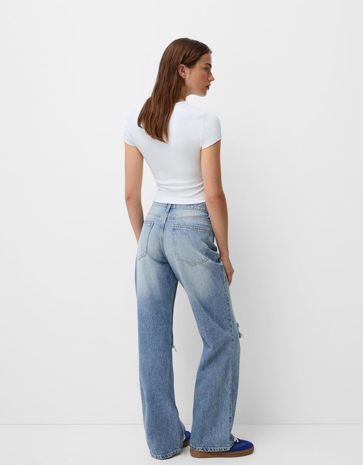 Zerrissene Jeans im 90er-Jahre-Stil mit weitem Bein