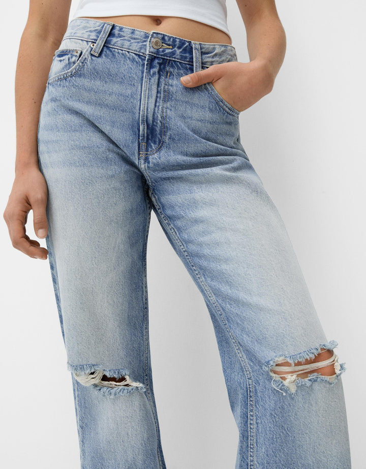 Zerrissene Jeans im 90er-Jahre-Stil mit weitem Bein