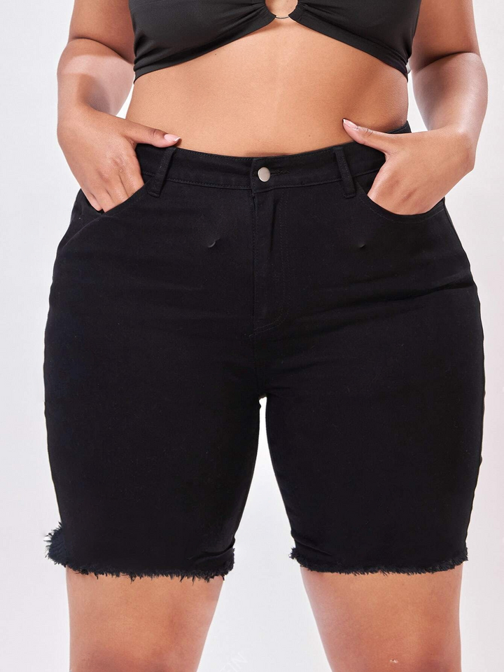 Essnce – Jeansshorts mit hoher Taille und unversäumtem Saum in Übergröße