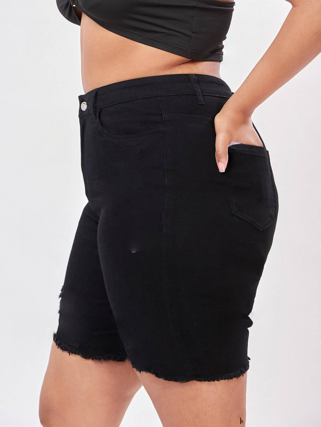 Essnce – Jeansshorts mit hoher Taille und unversäumtem Saum in Übergröße