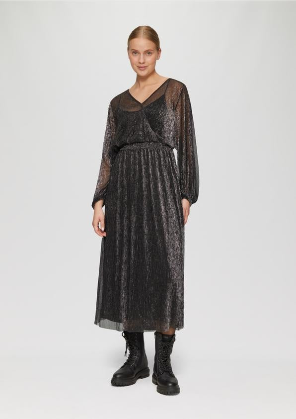 Langes Netzkleid mit Glitzergarn und Smokdetail