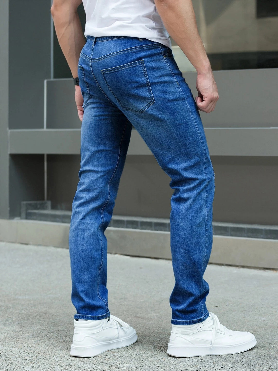 Einfarbige Herrenjeans mit schrägen Taschen