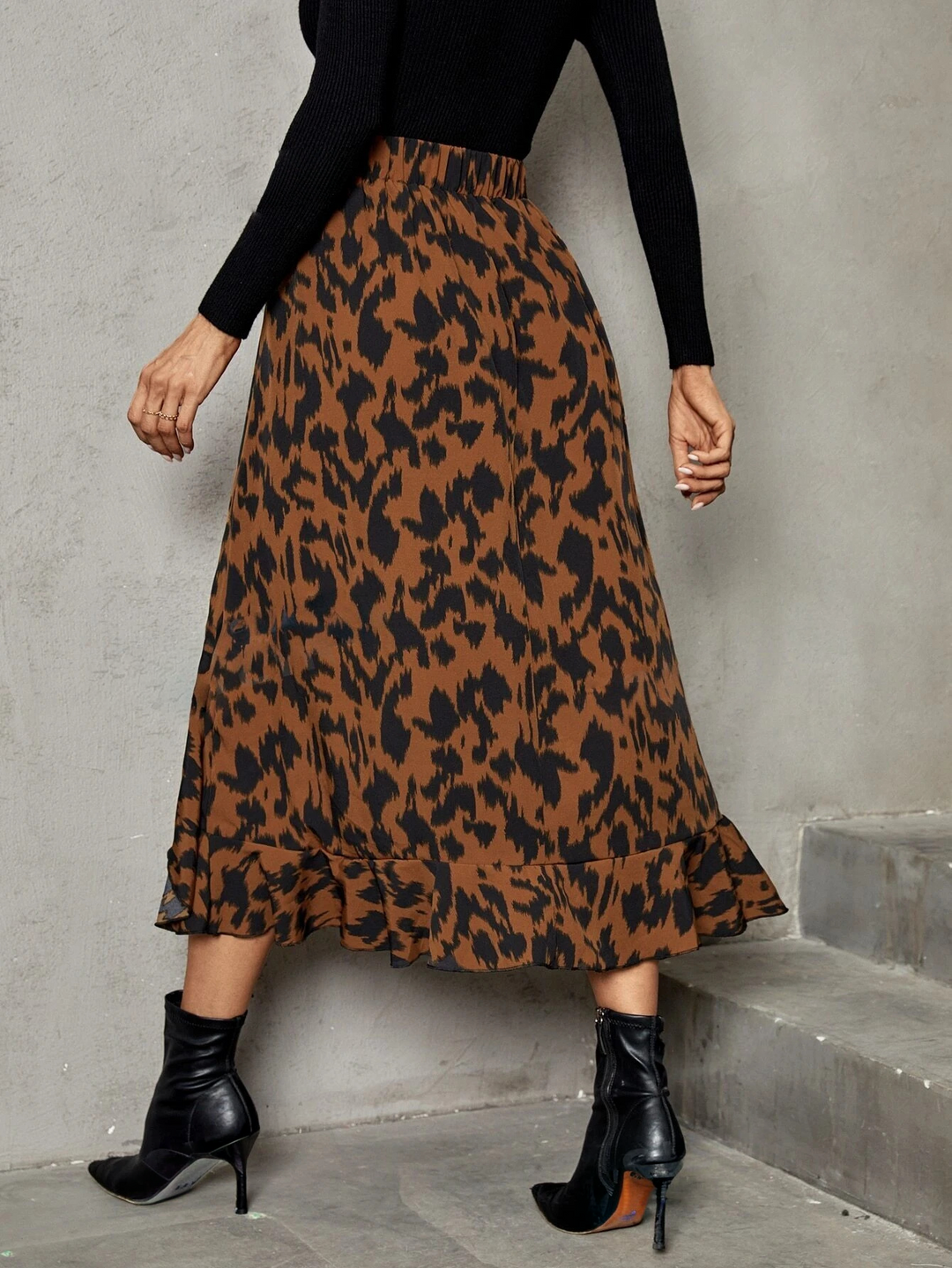 Lässiges Kleid mit Rüschen und Leopardenmuster