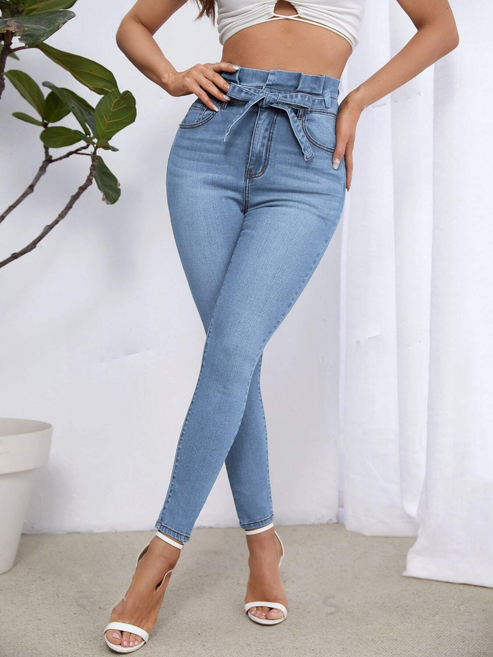 Schmale Jeans mit Gürtel