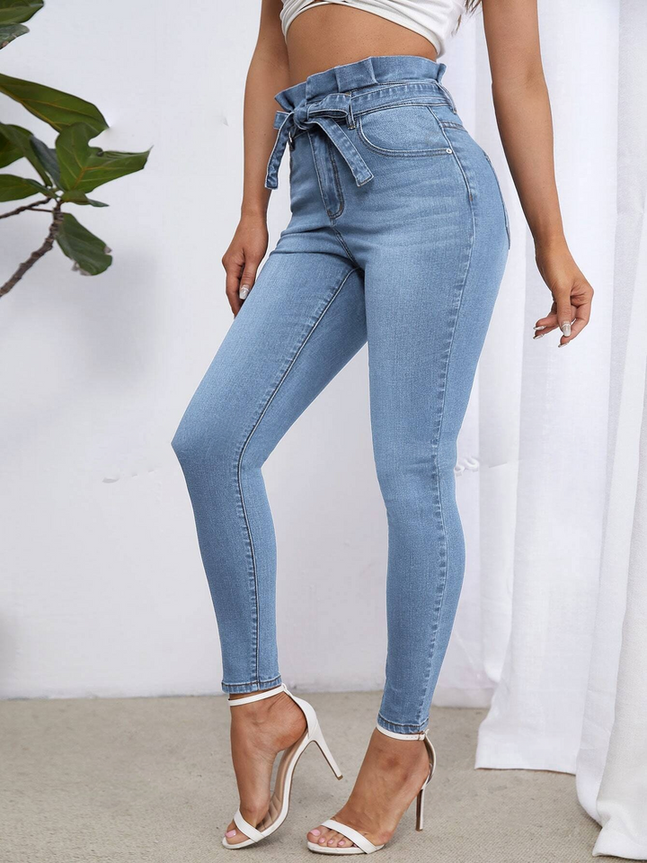 Schmale Jeans mit Gürtel