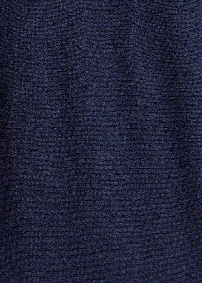 Marineblauer übergroßer asymmetrischer Feinstrickpullover