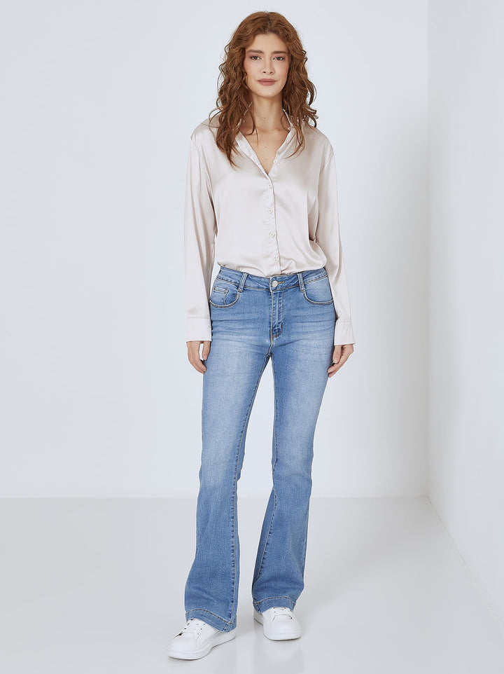 Flared-Jeans mit verwaschenen Details in Hellblau