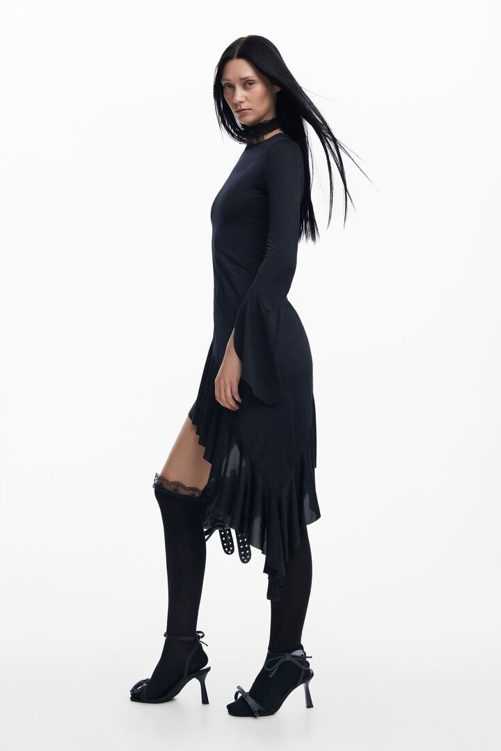 Asymmetrisches schwarzes Kleid von María Escoté