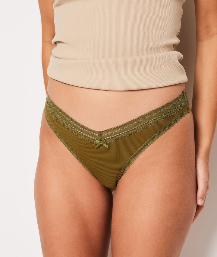 V-förmiger Tanga mit Spitzendetails