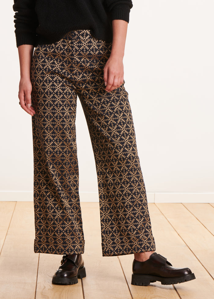 Gerade geschnittene 7/8-Hose aus schwarzem und goldenem Jacquard