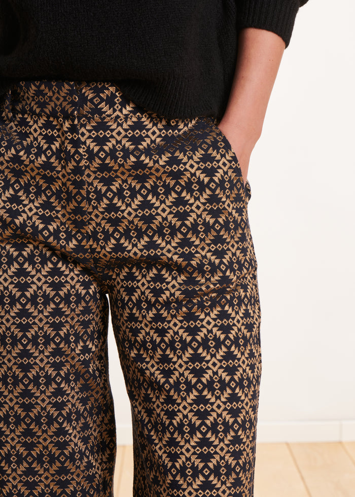 Gerade geschnittene 7/8-Hose aus schwarzem und goldenem Jacquard