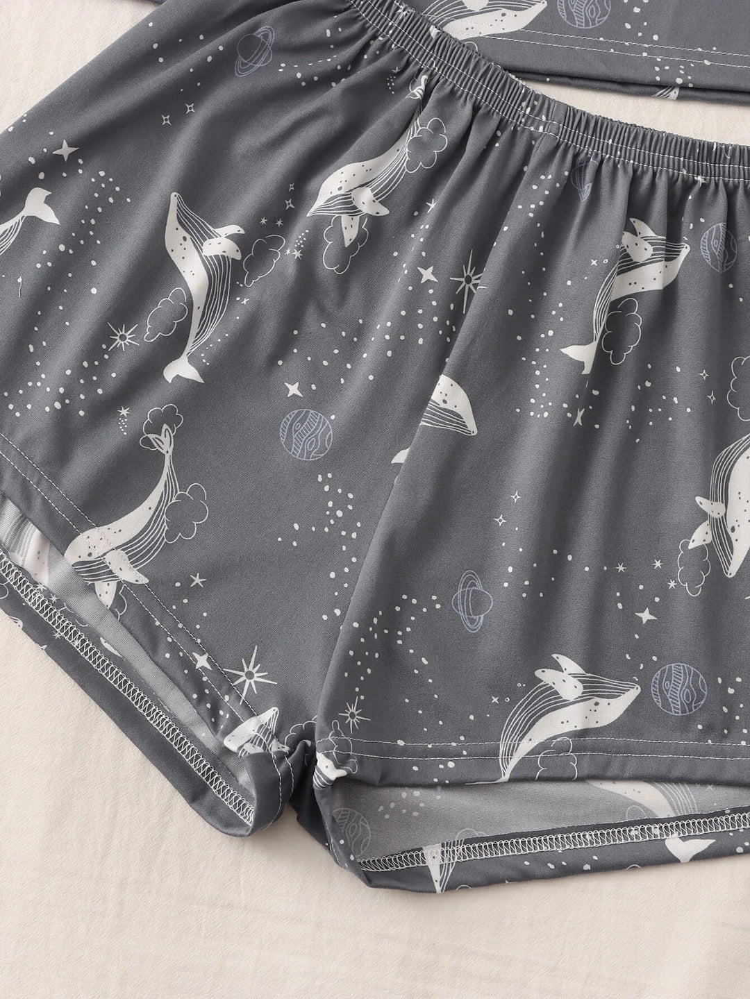 Pyjama-Set mit Cartoon-Delfin-Muster und Augenklappe